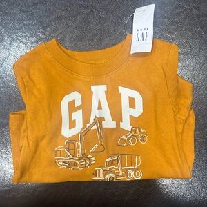 Baby gap 3-6 months. 23-27 inches. 12-27 lbs. Brown boys t-shirt. NWT